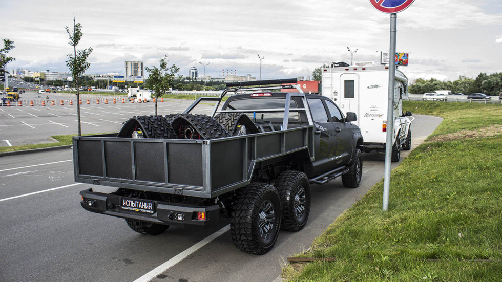 Toyota Tundra превратили в шестиколесный «Геркулес»