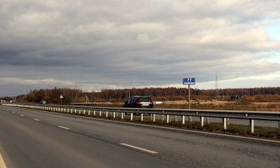 Новые ограждения установили на федеральных трассах М-9 и А-104 в Подмосковье