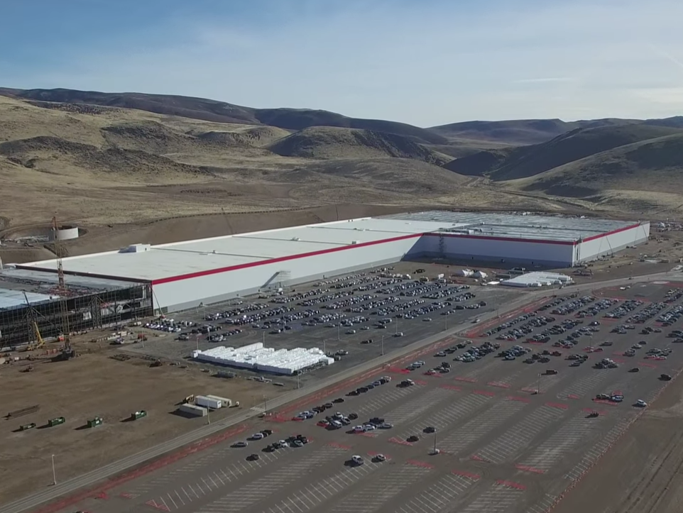 СМИ сообщают о массовых увольнениях на заводе Tesla