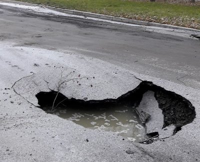 Асфальт провалился на недавно отремонтированной дороге в Екатеринбурге