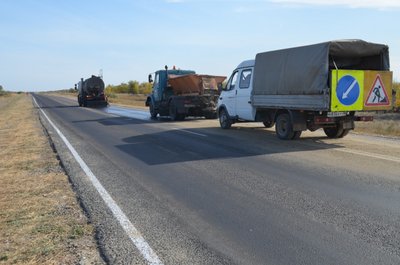 На трассах Р-22 Каспий и Р-215 в Дагестане и Астраханской области обработали 37 км покрытия