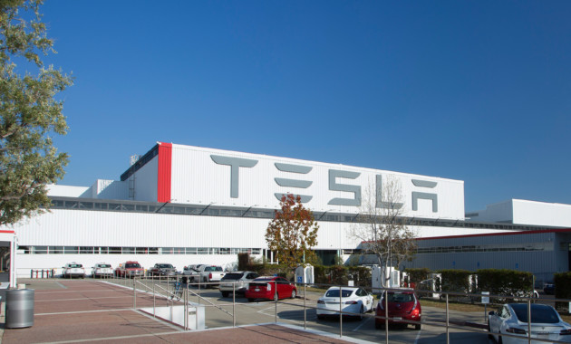 СМИ сообщают о массовых увольнениях на заводе Tesla