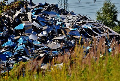 Дорогу в Омской области завалили мусором