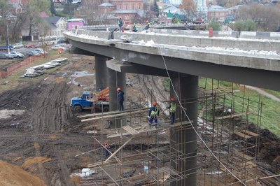 На правоповоротном съезде с моста через Волгу в Костроме укладывают асфальт