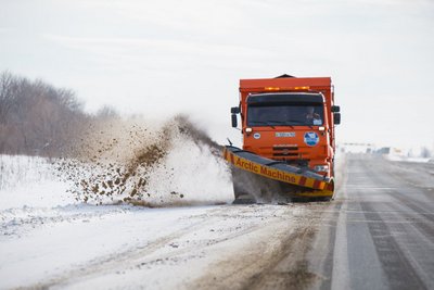 Федеральные дорожники борются с последствиями снегопада на трассах в Иркутской области