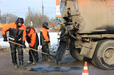 Ямы на дорогах Липецка оперативно залатают литым асфальтом