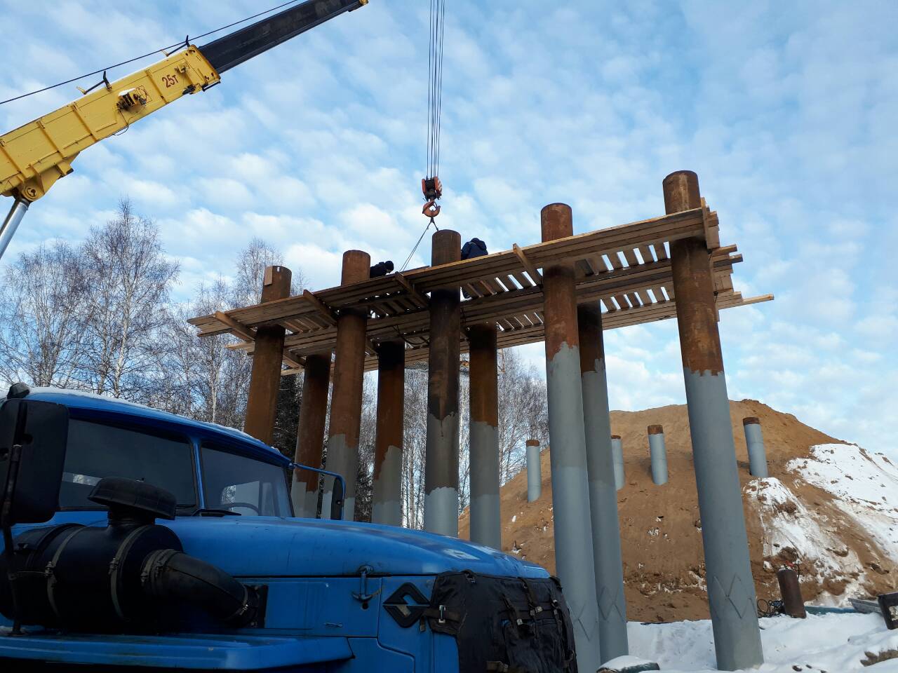 Омичи забили сваи нового моста через Туй