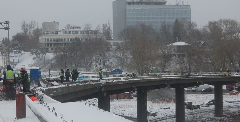 На мосту через Волгу в Костроме начали монтировать освещение 