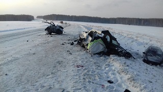 Иномарку разорвало пополам в результате страшной аварии в Новосибирской области