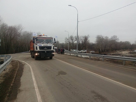 По мосту через реку Бузулук в Волгоградской области пустили автомобильное движение