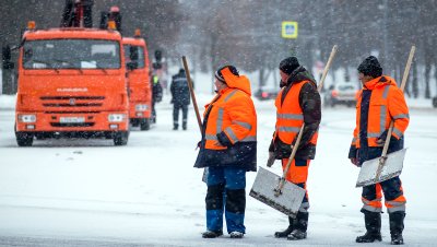 На дороги Омска вывели более 330 спецмашин для уборки снега