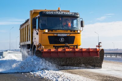 На дороги Кавказа вывели более 300 спецмашин из-за снегопада