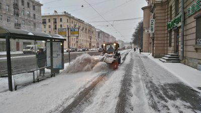 На дороги Петербурга вывели 800 спецмашин из-за мощного снегопада