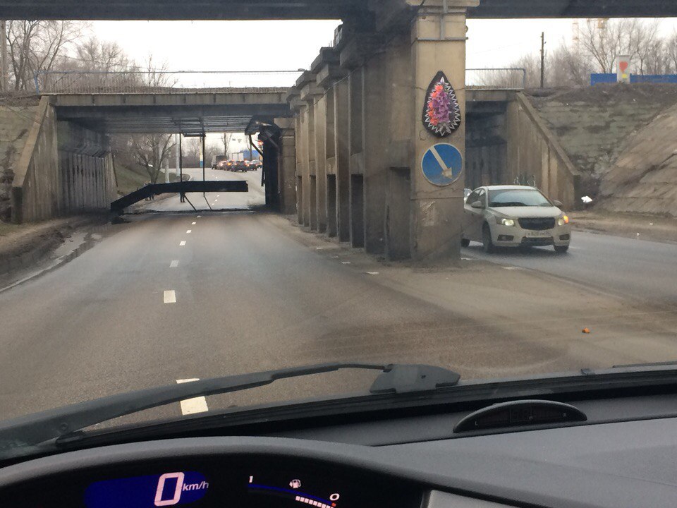 В Воронеже часть железнодорожного моста рухнула на проезжую часть