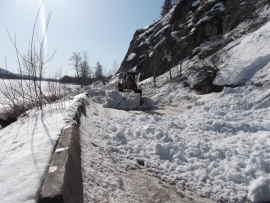 Снежная лавина перекрыла дорогу Курагино - Черемшанка в Красноярском крае