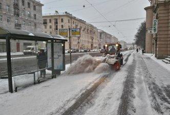 Более 750 единиц спецтехники чистят дороги Санкт-Петербурга