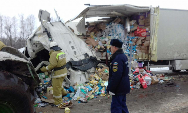 Двое погибли и трое тяжело ранены в аварии с грузовиками на трассе в Самарской области