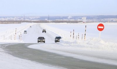 На закрытом автозимнике Салехард - Надым в ЯНАО застряли несколько автомобилей